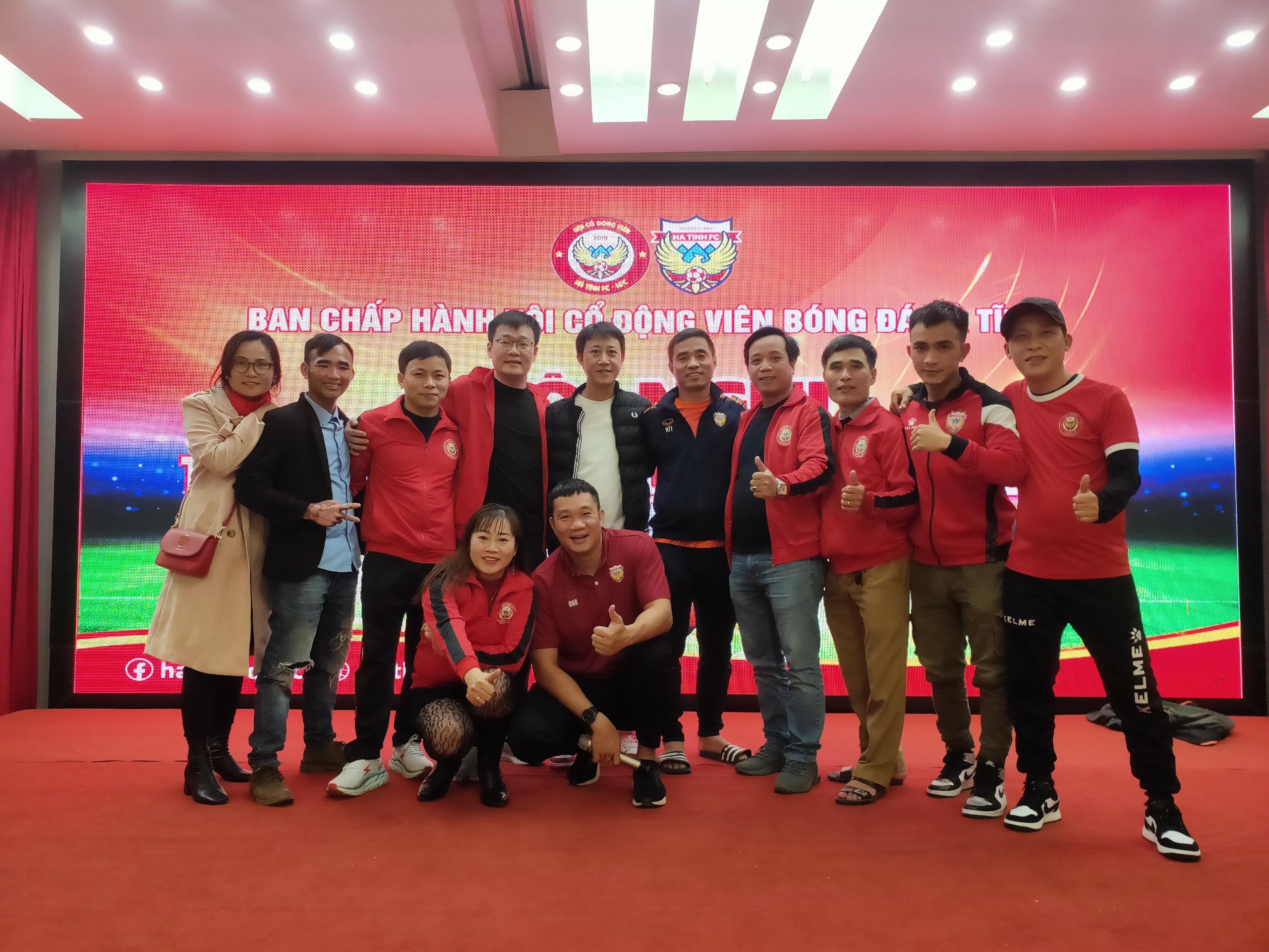 HLV Nguyễn Thành Công chụp ảnh lưu niệm cùng với hội CĐV.