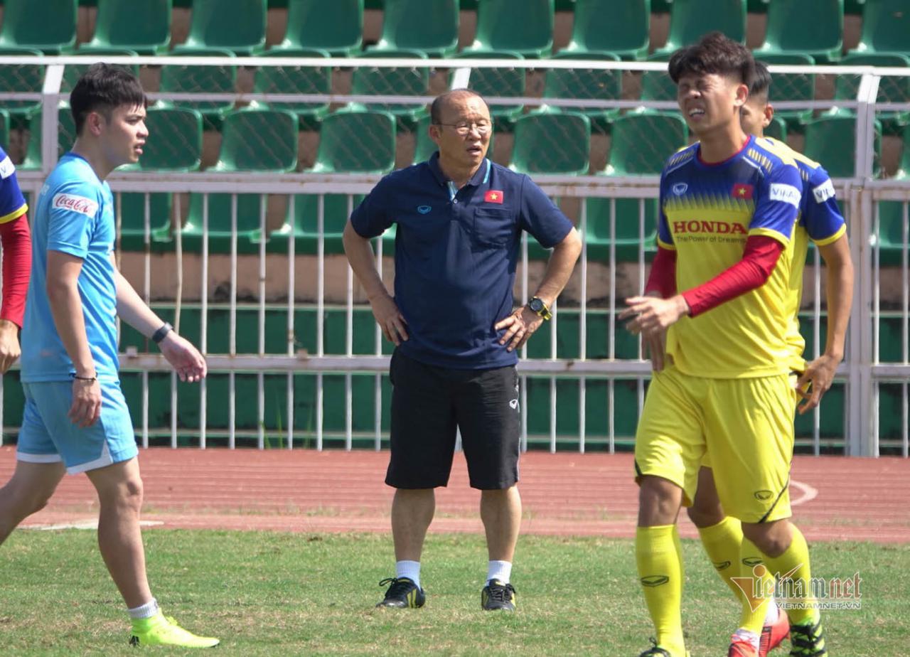 Tuyển Việt Nam: V-League không hủy, thầy Park vẫn bất an