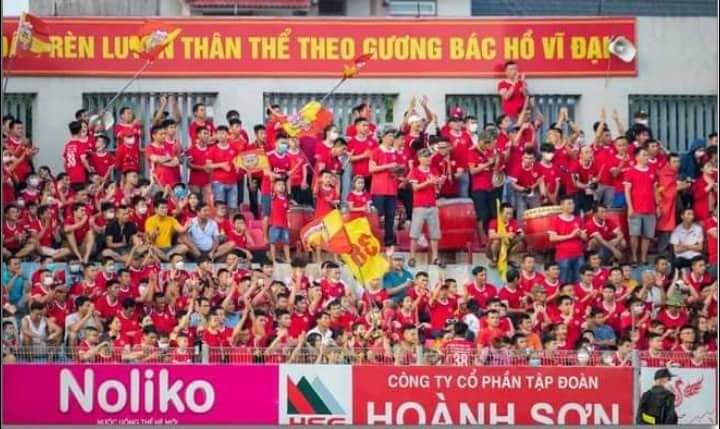 Cổ động viên Hồng Lĩnh Hà Tĩnh rất cuồng nhiệt