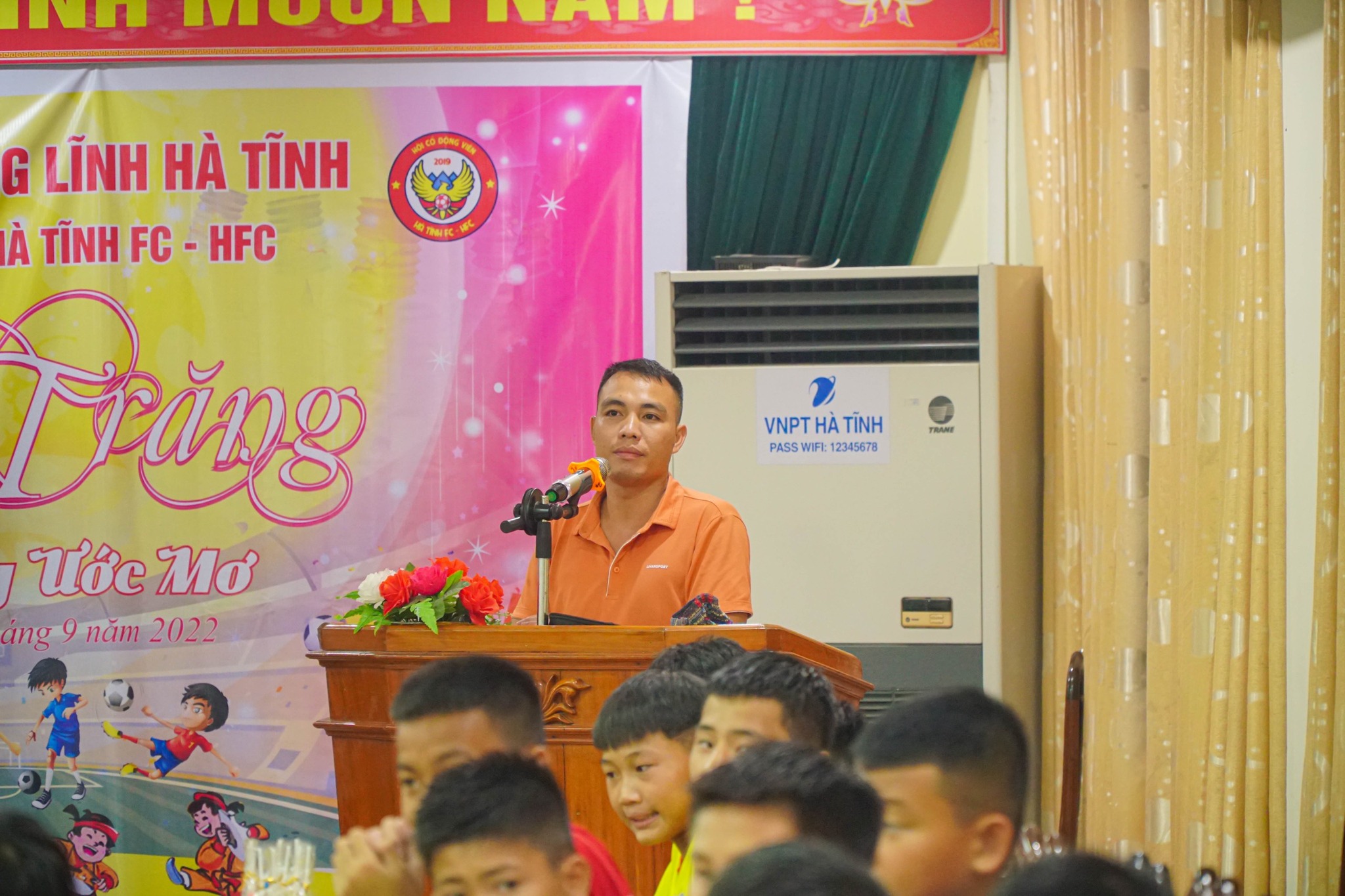 HLV trưởng U15 Hồng Lĩnh Hà Tĩnh Ông Đặng Đình Trường phát biểu buổi lễ.