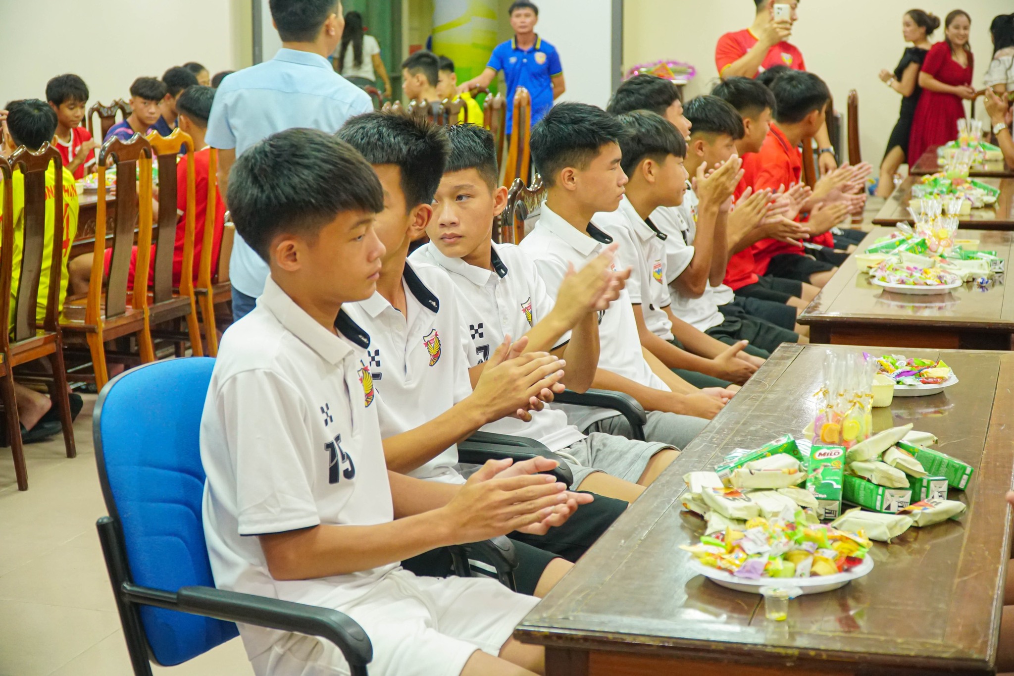 Các em vui vẻ trong đêm rằm trung thu